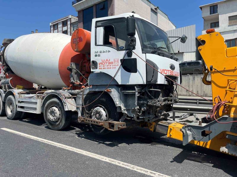 Beylikdüzü’nde beton mikseri sürücüsü bariyerlere çarptı
