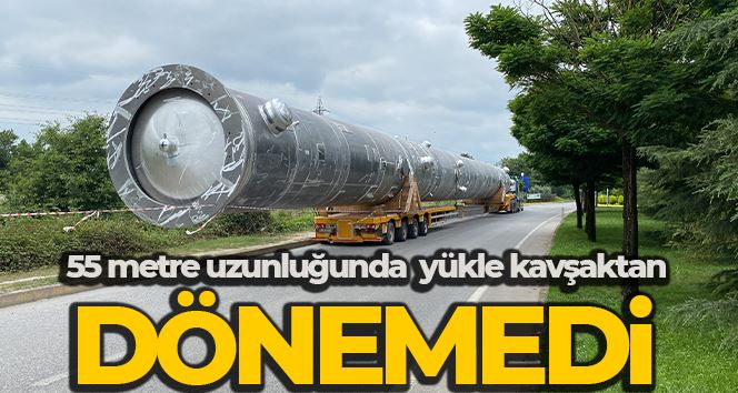 55 metre uzunluğunda yükle kavşaktan geçemedi, yolda kaldı