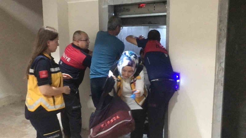 İhbara giden 112 Acil Servis ve polis ekipleri 20 katlı binanın ikinci katında asansörde mahsur kaldı
