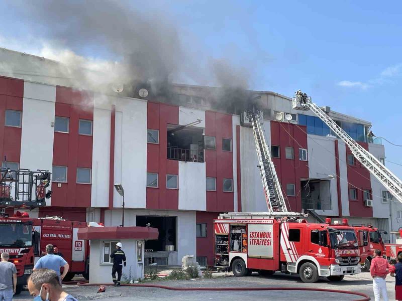 Esenyurt’ta askı fabrikasında korkutan yangın