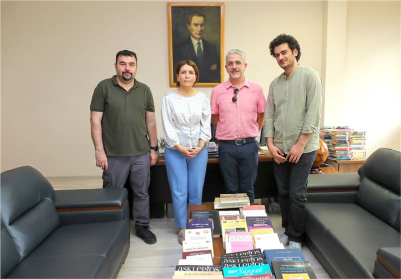 Bölüm başkanından üniversitesi kütüphanesine kitap bağışı
