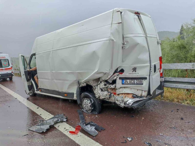 Yalova’da 3 araçlı zincirleme trafik kazası: 2 yaralı
