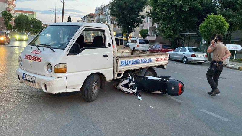 Motosiklet kamyonet altına girdi: Sürücüsü kazayı yara almadan atlattı
