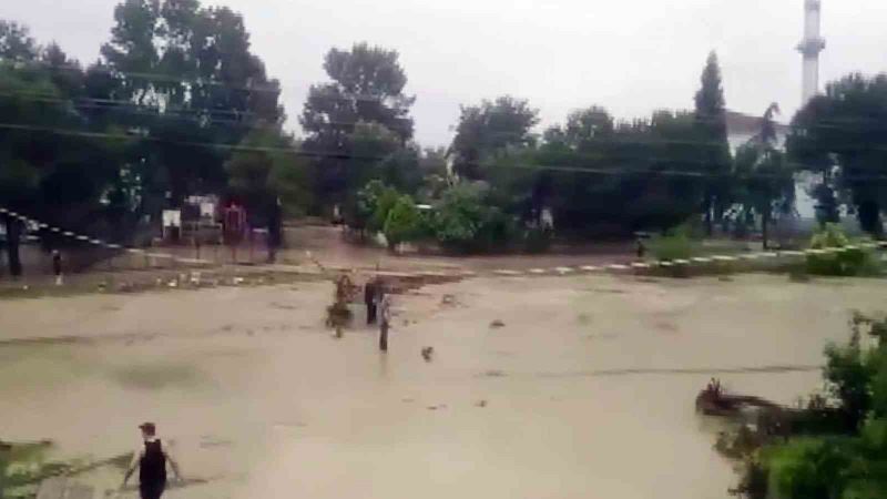 Sakarya’da sağanak başladı, bazı bölgeleri su bastı
