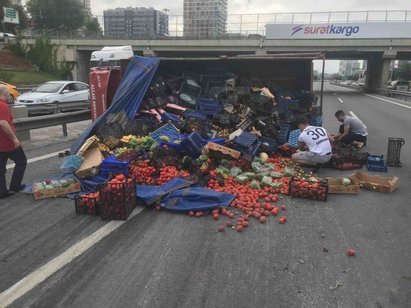 Küçükçekmece’de sebze yüklü kamyon devrildi: Yüzlerce kilo sebze yola savruldu
