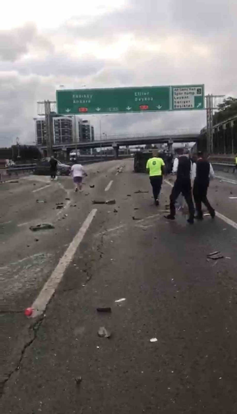 TEM Otoyolu’nda kazayı fotoğraflarken kargo aracının çarptığı adam öldü
