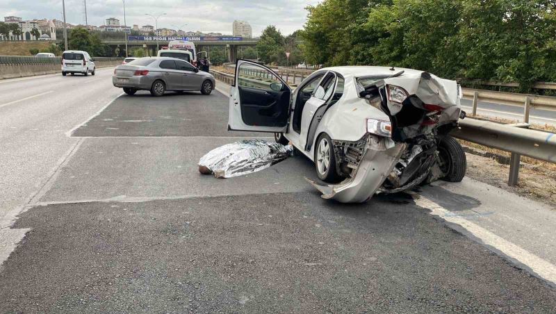 Pendik’te yarışan otomobilin çarptığı araç sürücüsü hayatını kaybetti

