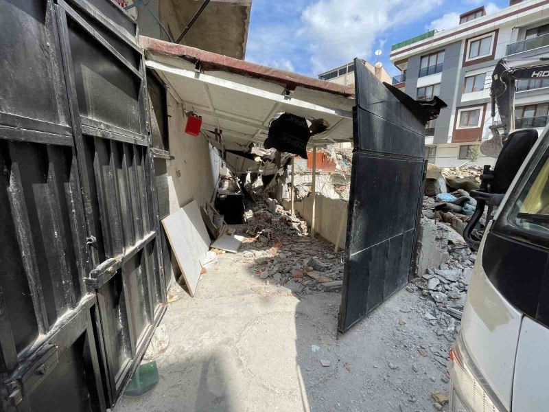 Küçükçekmece’de bina yıkımı sırasında sokakta bulunan 2 binanın garajı hasar gördü
