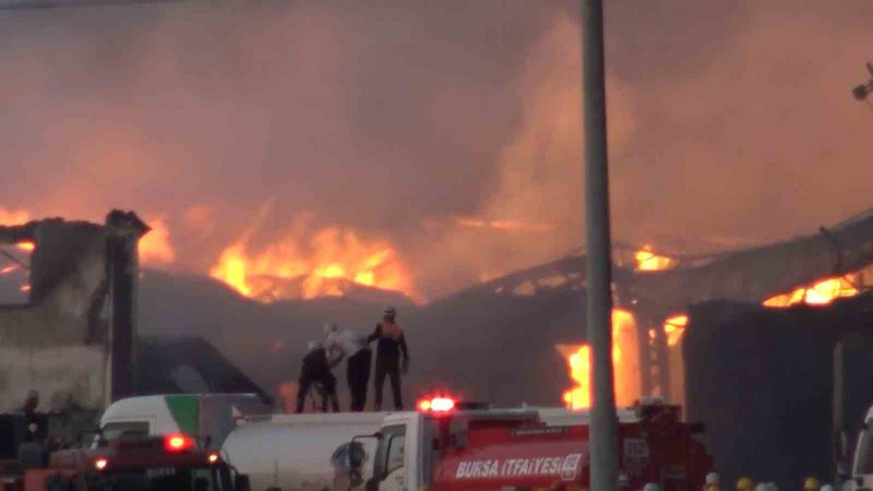 Bursa’da fabrika yangını 4,5 saattir devam ediyor, alevler 10 fabrikada etkili oldu
