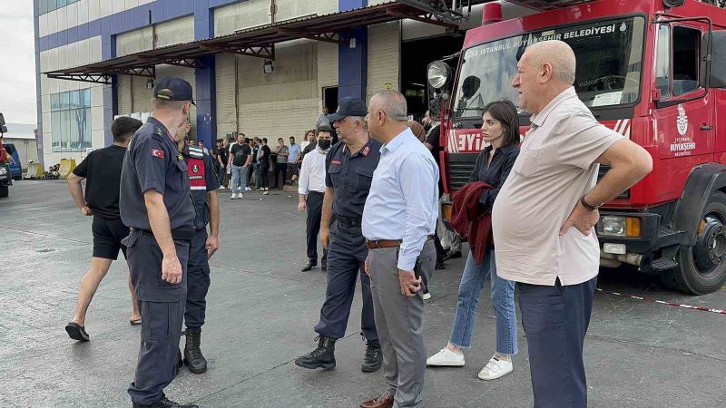 Arnavutköy’de cam üretim fabrikasındaki yangın havadan görüntülendi