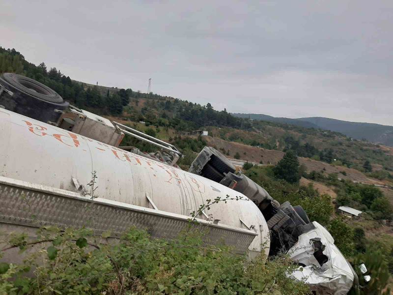 Bilecik’te hammadde yüklü kamyon devrildi: 1 yaralı
