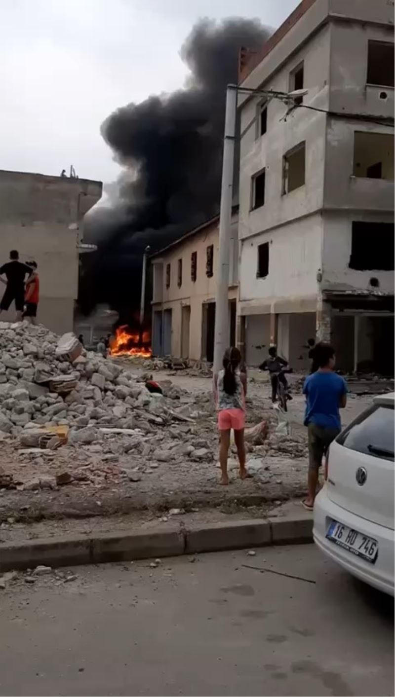 Hurdacılar kentsel dönüşümde atıkları yakıyor, şehri siyah duman kaplıyor
