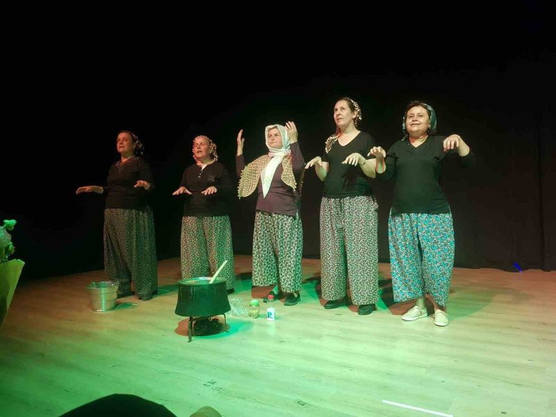 Bergamalı köylü kadınlardan tiyatro gösterisi

