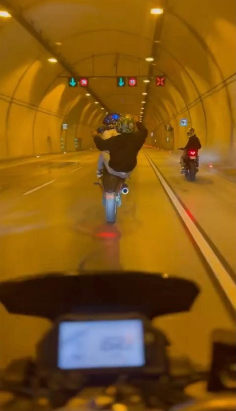 Tünelde motosikletle tek teker giden maganda kamerada