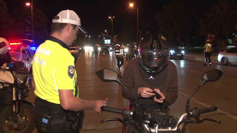 Kadıköy’de abartı egzoz ve modifiye araç denetimi yapıldı
