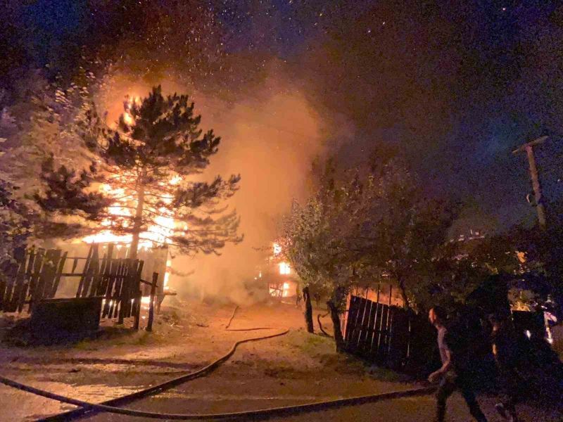 Sakarya’da iki ev ve iki depo yandı: Kundaklama iddiası
