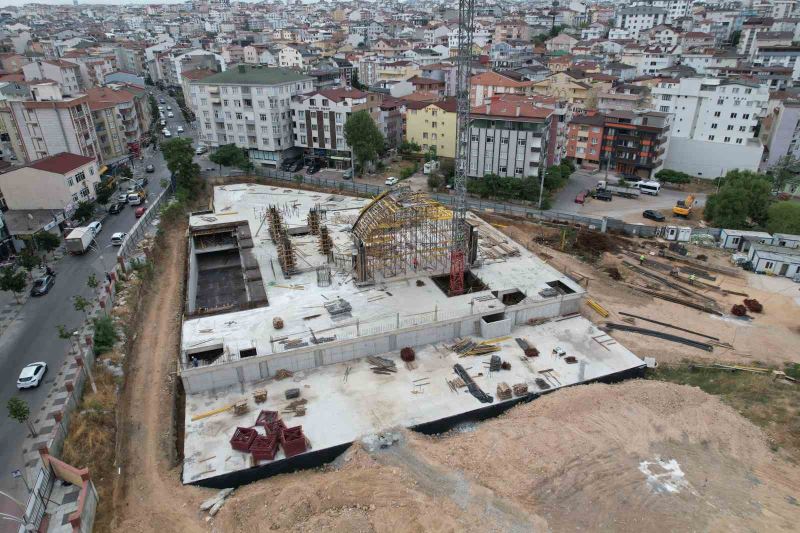 Cazibe merkezi olacak kent meydanında cami inşaatı yükseliyor
