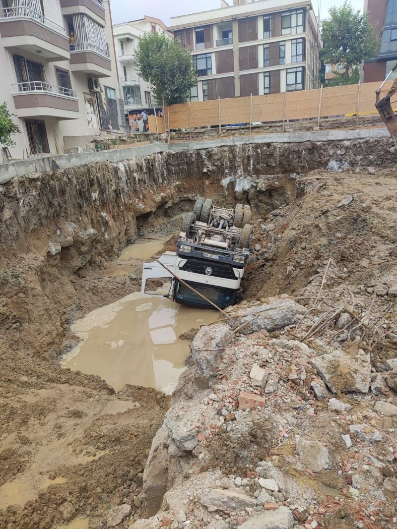 Yalova’da hafriyat kamyonu inşaat temeline devrildi
