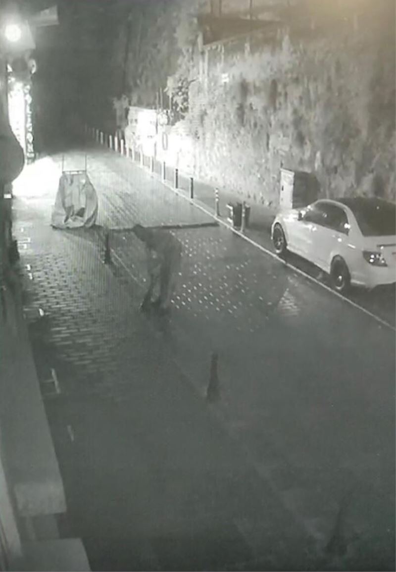 Beyoğlu’nda ilginç hırsızlık kamerada: Kaldırımdaki lobutları çaldı
