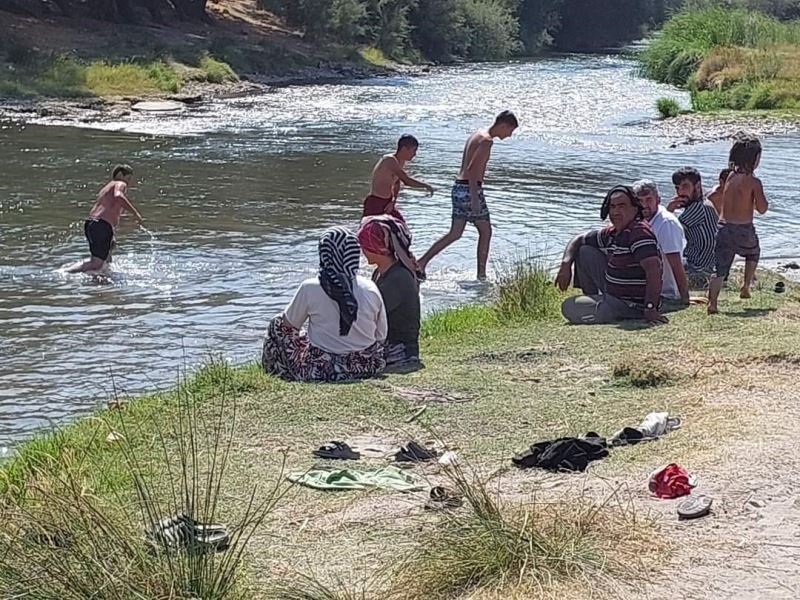 Sıcaktan bunalan köy sakinlerine plaj yaptırdı
