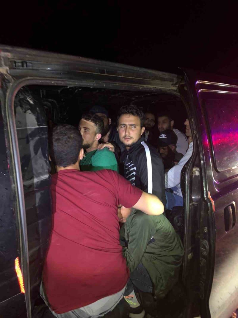 Edirne’de 1 insan kaçakçısı ile birlikte 22 göçmen yakalandı
