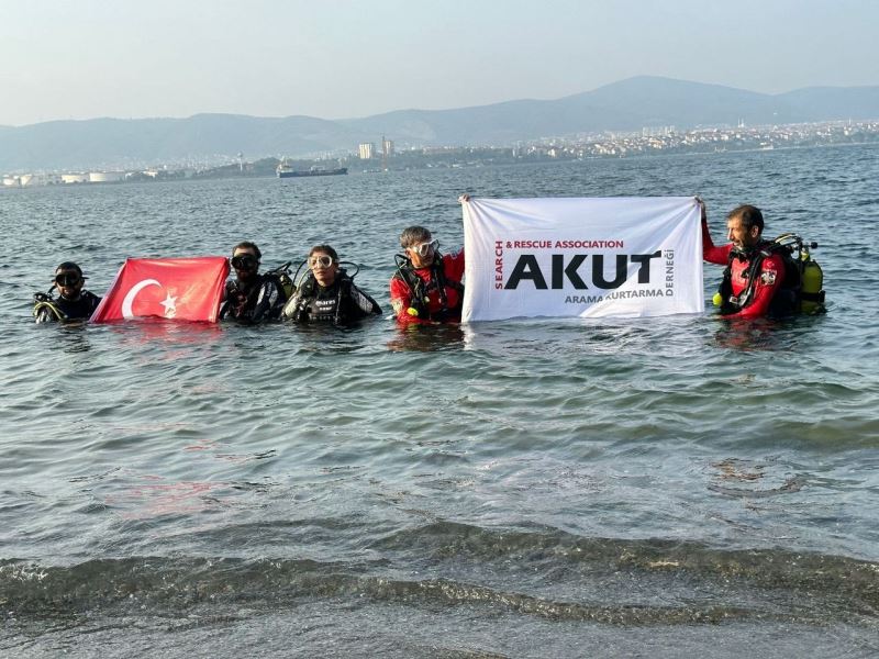 Marmara depreminin 24. yıl dönümünde batık şehre dalarak bayrak açtılar
