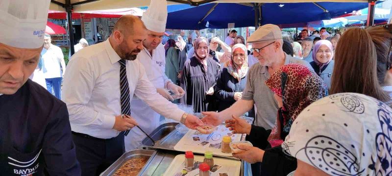 Başkan Aykurt vatandaşlara aşure dağıttı
