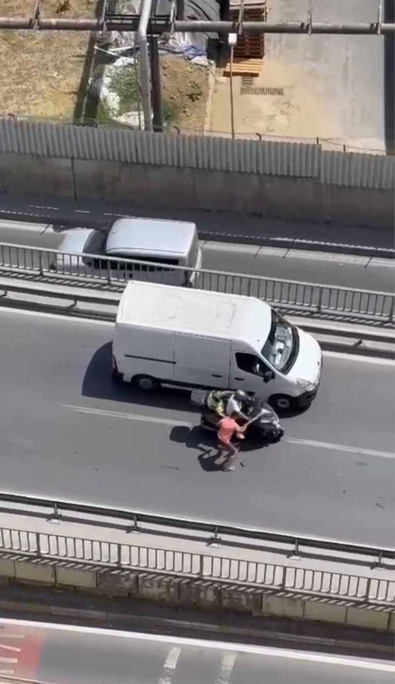 Trafik magandası tır sürücüsü kamerada: Motosikleti sopayla dağıttı
