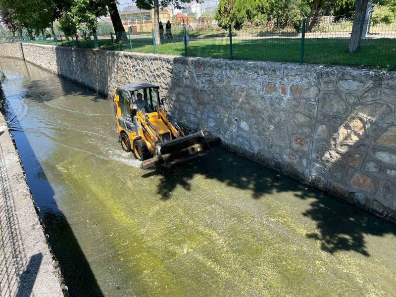 Kanal temizlenerek kötü koku ve pis görünümünden kurtarılıyor
