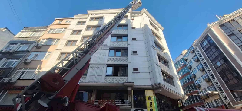 Fatih’te otelin çatısında çıkan yangın paniğe neden oldu
