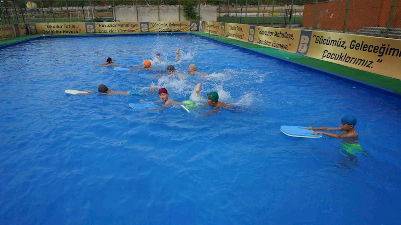 Balıkesir Büyükşehir, okul bahçelerini havuza çevirdi
