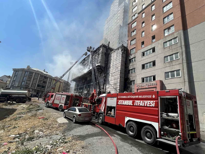 Esenyurt’ta kültür merkezi yangını sırasında 30 katlı binadan vatandaşlar böyle kaçtı