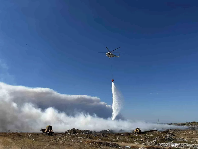 Enez’in eski çöplüğünde çıkan yangına 3 uçak ve 2 helikopterle müdahale edildi
