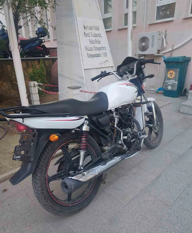 Çalıntı motosiklette sentetik ecza ile yakalandılar
