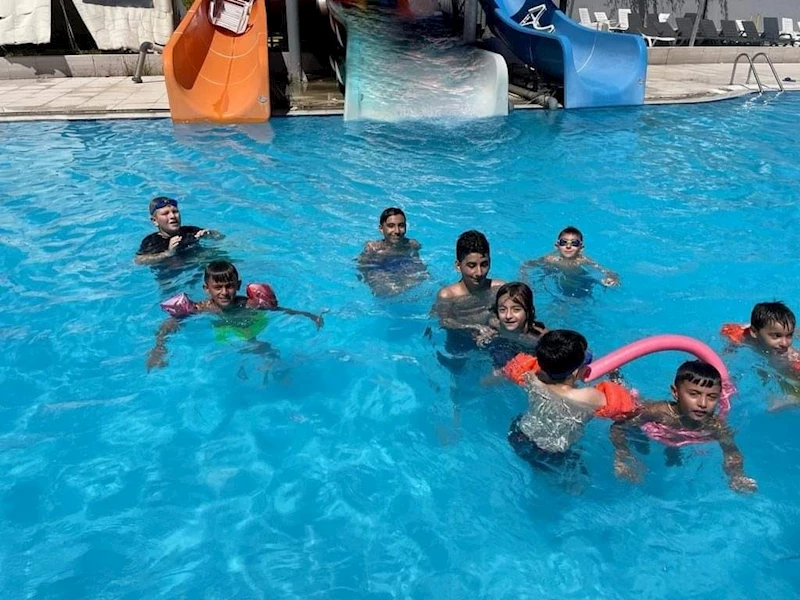 Başkan Kepez, Kur’an kursu öğrencilerini yüzme havuzuna götürerek çeşitli ikramlarda bulundu