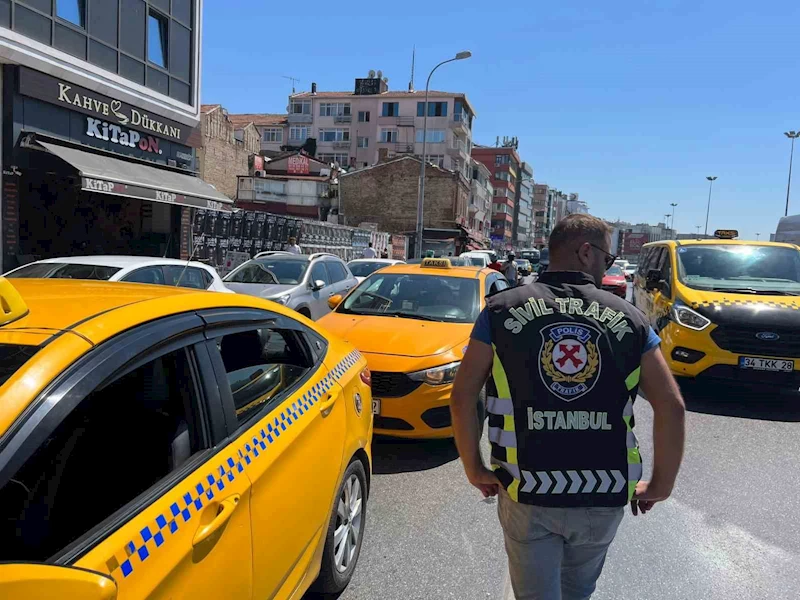 Kadıköy’de emniyet kemeri takmayan taksi şoförlerine ceza yağdı
