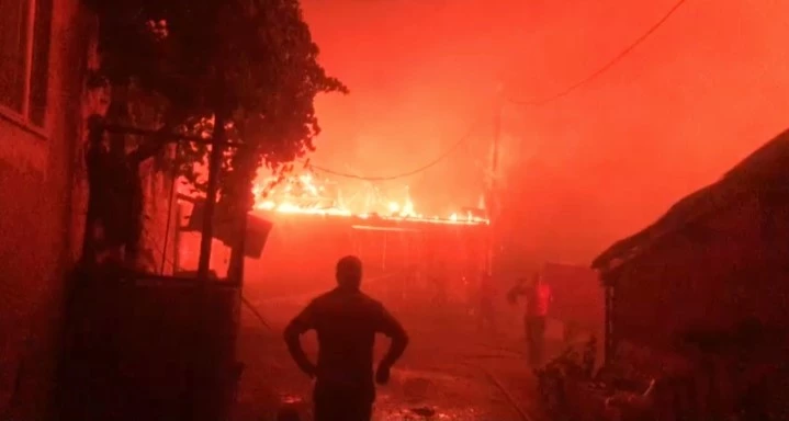 Çanakkale’de yangın evlere ulaştı, evler alev alev yanıyor