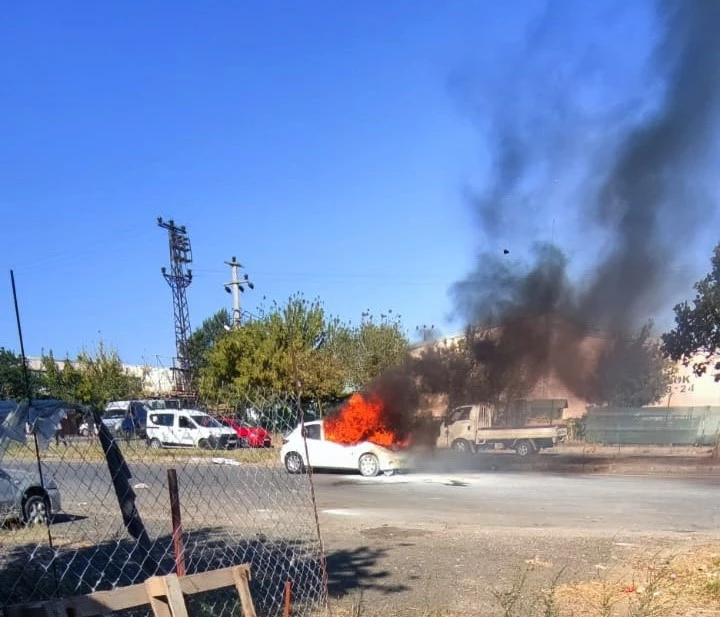 Yeni aldığı otomobili tamire götürürken alev alev yandı, gözyaşlarını tutamadı
