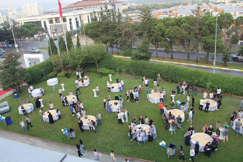 İzin dönüşü çalışanlara kırmızı halılı karşılama
