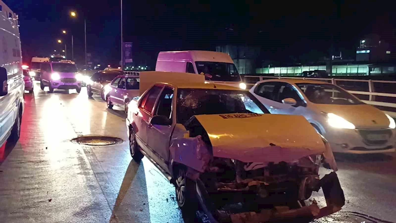 Kocaeli’de otomobil, kırmızı ışıkta duran araca çarptı: 1 yaralı
