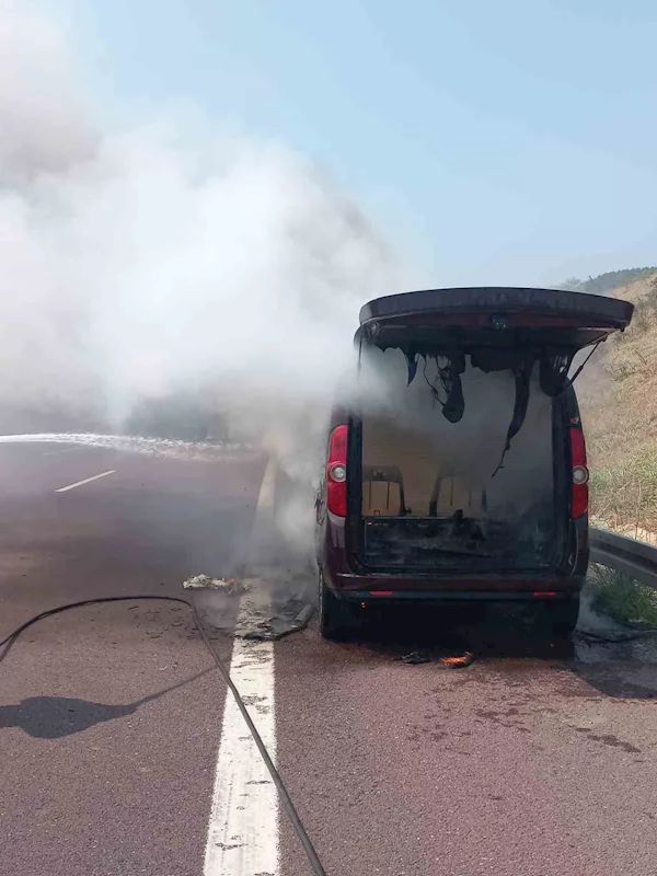 İstanbul - İzmir otobanı Altınova gişelerinde araç yangını
