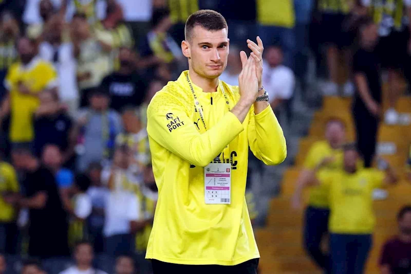 Dominik Livakovic, Fenerbahçe taraftarını selamladı

