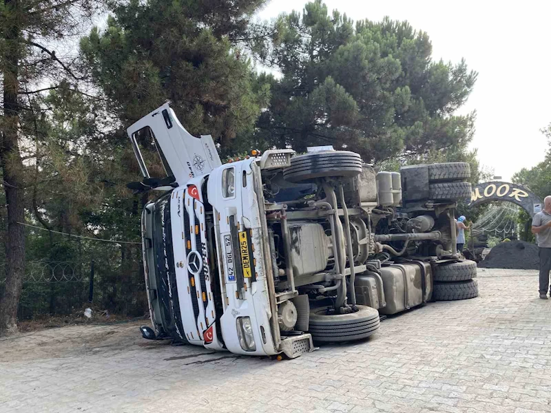 Maltepe’de mesire alanında hafriyat kamyonu devrildi: 2 işçi yaralandı
