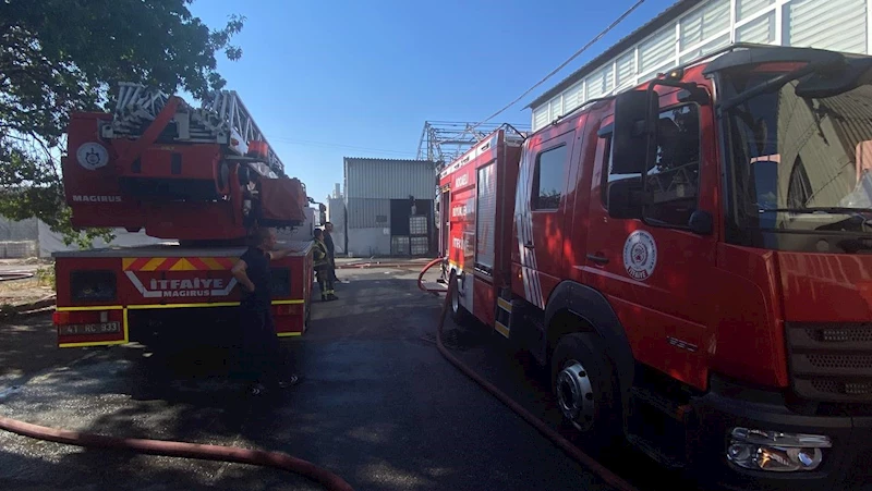 Gebze’de boya fabrikasının deposunda çıkan yangın söndürüldü
