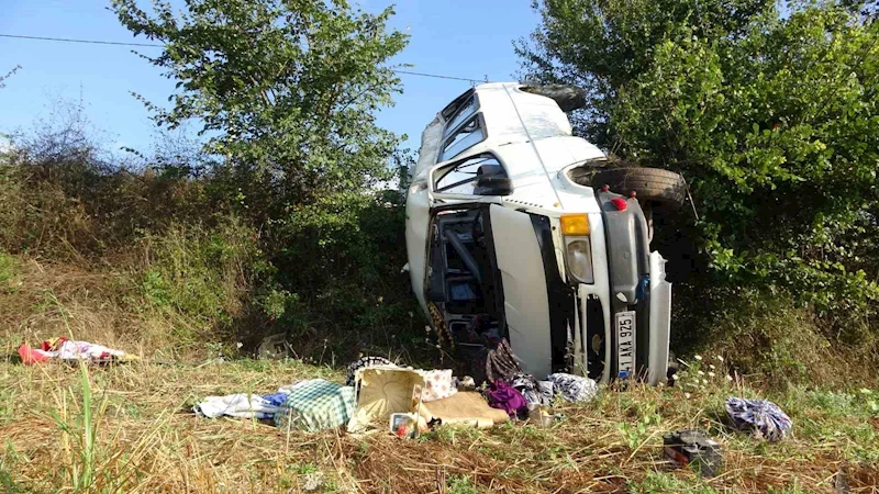 Fındık işçilerini taşıyan minibüs devrildi: 7 yaralı
