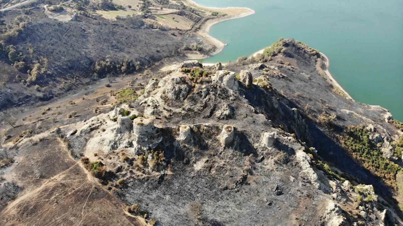 Çanakkale’de 2 bin 500 yıllık tarihi kale de alevlerden etkilendi
