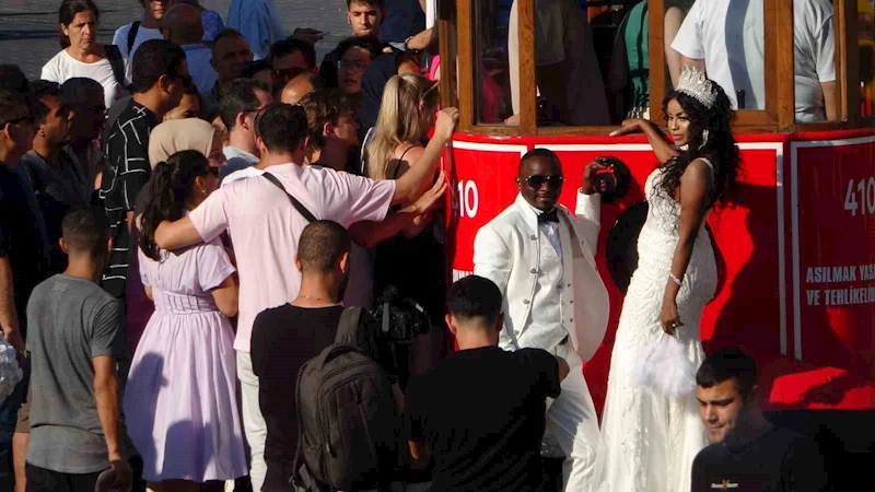 Taksim’de düğün fotoğrafı çektiren yabancı çiftler ilgi odağı oldu
