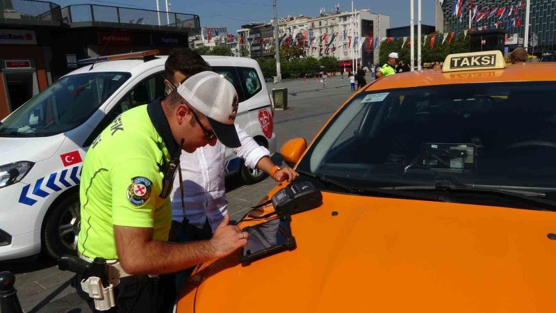 Taksim’deki denetimde 4 taksiye para cezası kesildi
