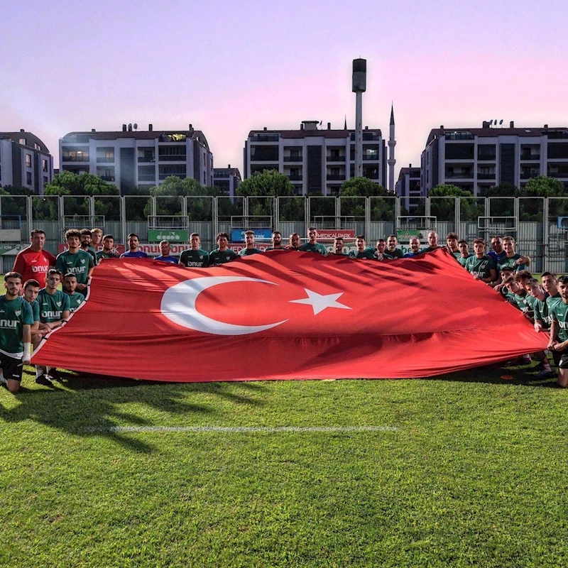 Bursasporlu futbolcular 30 Ağustos Zafer Bayramı’nı kutladı
