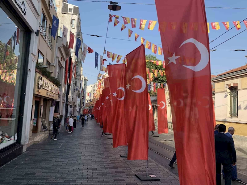 İstiklal Caddesi Türk bayraklarıyla donatıldı
